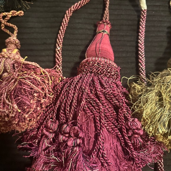 21 Assorted Decorative Tassels in Red/Burgundy, Green and Gold - Picture 5 of 14